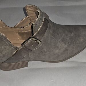 NWT- Wanderly Maeve Taupe Women's Ankle Booties w/ Heels